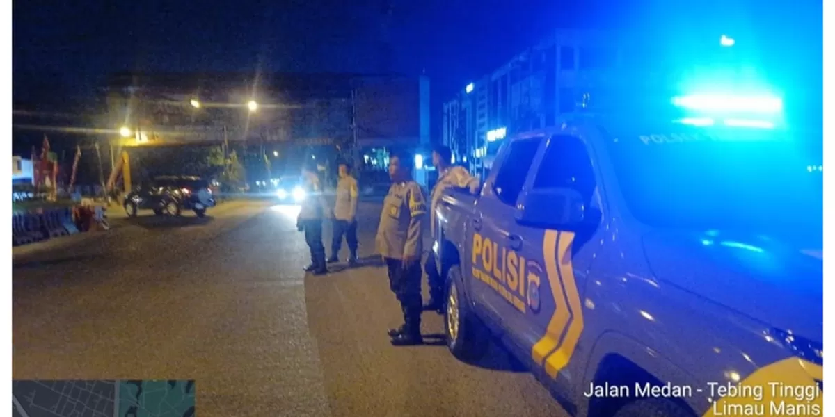 Personil Polresta Deli Serdang sedang melakukan patroli di malam hari guna mengantisipasi tindak kejahatan (Realitasonline.id/zul)
