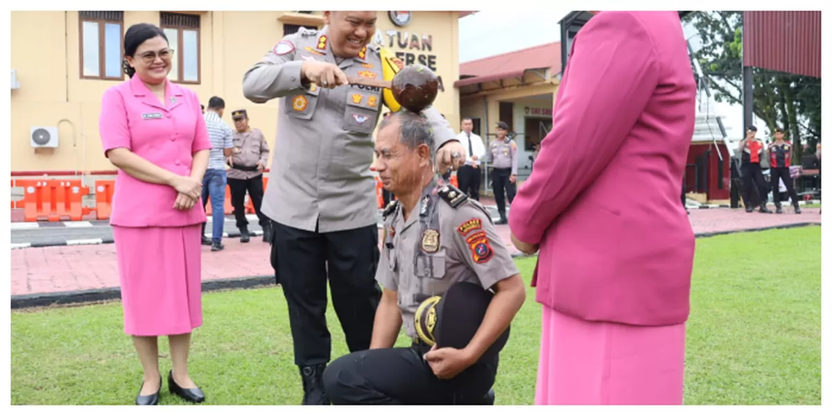 Keterangan Foto : 61 personel polres Labuhanbatu menerima kenaikan pangkat (Realitasonline.id / Arif)