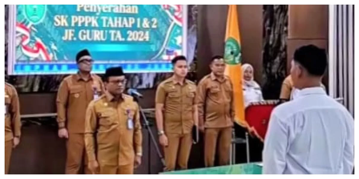 Keterangan gambar: Serahkan SK Wali Kota Padangsidimpuan, Dr. H. Letnan Dalimunthe, serahkan SK PPPK Tahap I dan II Jabatan Fungsional Guru TA 2024 di lingkungan Pemko Padangsidimpuan, bertempat di aula Kantor Wali Kota Padangsidimpuan, Senin (5/1/2026).(Foto : Realitasonline / Riswandy)