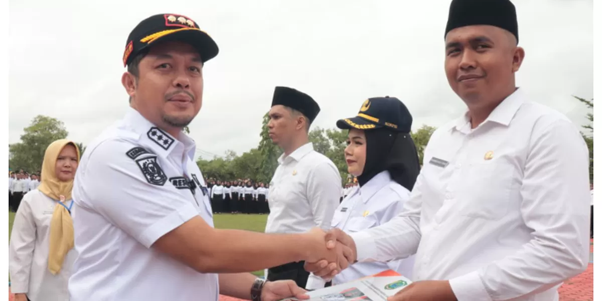 Bupati Paluta Reski Basyah Harahap serahkan SK pengangkatan PPPK Paruh Waktu secara simbolis (Realitasonline.id/ASR)