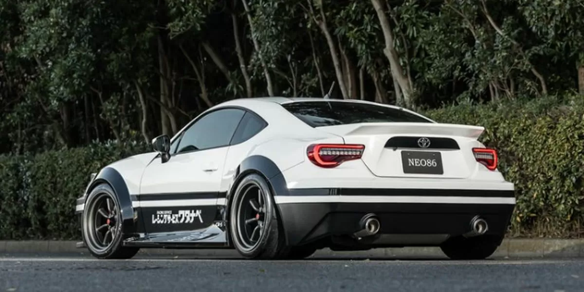 Tampilan body kit baru Toyota GR86. (Car and Driver)