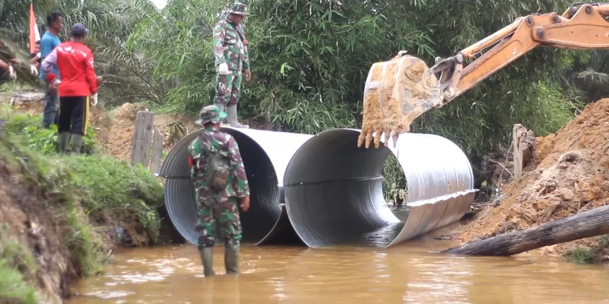  Kodim 0104/Aceh Timur Bangun Kembali Jembatan Armco Di Dua Desa di Birem Bayeun Aceh Timur