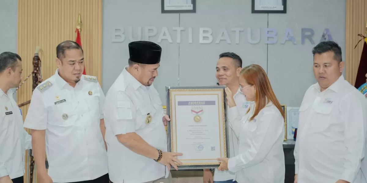 Bupati Batu Bara Baharuddin Siagian terima Anugerah Sahabat Pers Indonesia dari SMSI