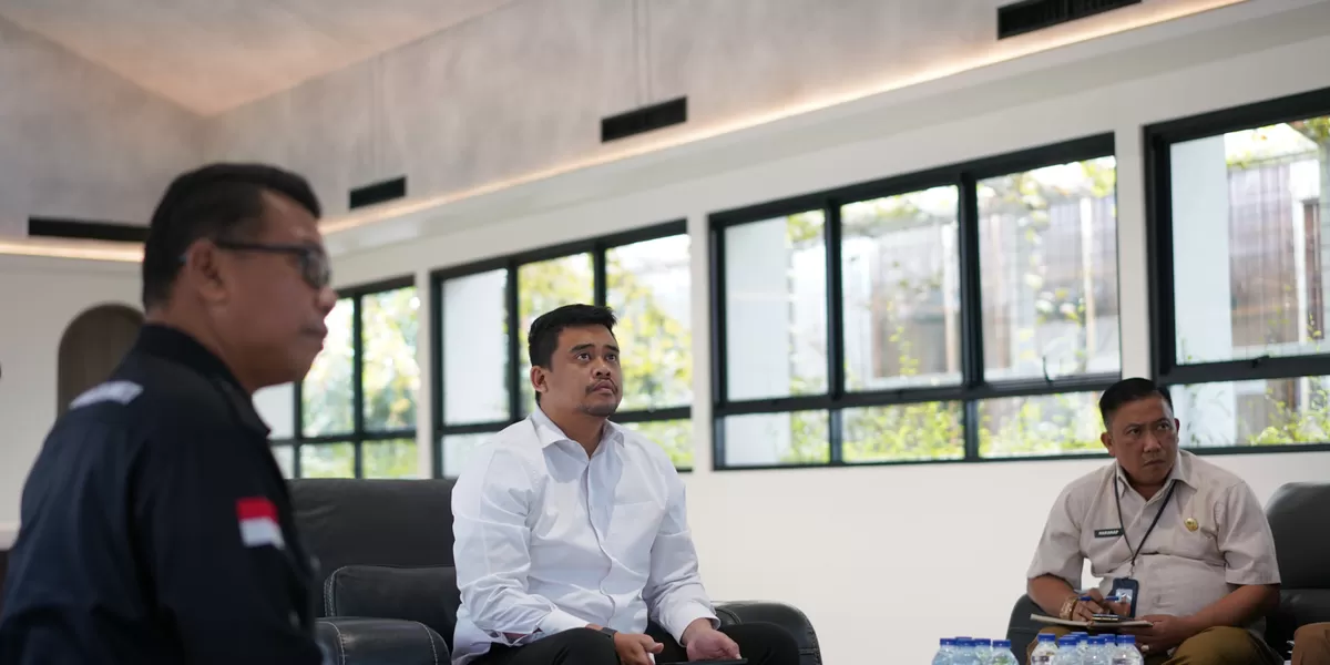 Gubernur Sumatera Utara (Sumut) Muhammad Bobby Afif Nasution mengikuti Rakor Pendataan Pascabencana secara virtual dengan Kemendagri dari kediaman pribadinya, Komplek Tasbih Medan, Selasa (6/1/2026). 