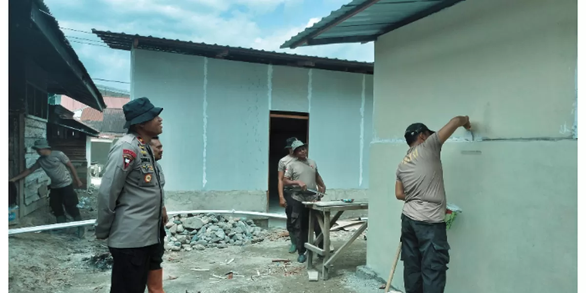 Brimob Poldasu Bangun MCK di Tolang Juku Tapsel Untuk Warga Berdampak Banjir. (Realitasonline.id/Dok)