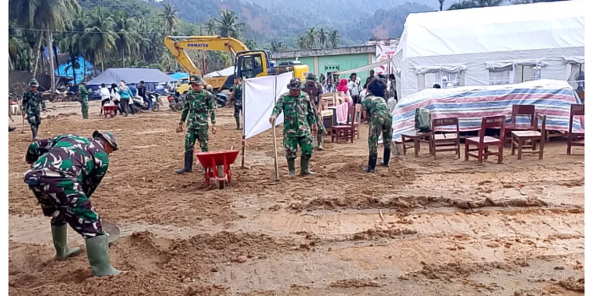 Satgas Kodim 0211/ TT Bersihkan Sekolah di Tukka Tapteng  Akibat Banjir Bandang dan Longsor. (Realitasonline.id/Dok)