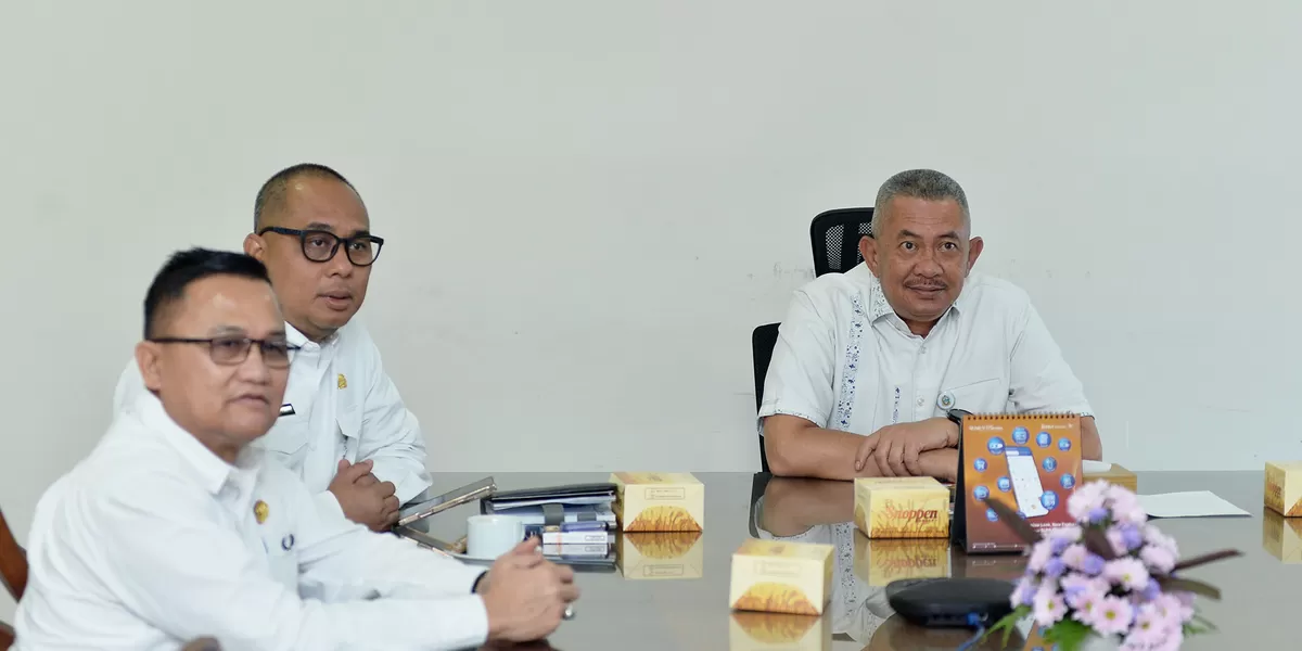 Pj Sekretaris Daerah Sumut Sulaiman Harahap mengikuti rapat koordinasi progres penyusunan rencana rehabilitasi dan rekonstruksi pascabencana dengan Kemenko Bidang Infrastruktur dan Pembangunan Wilayah RI secara daring melalui aplikasi Zoom meeting di Ruang Kerja Lantai 9 Kantor Gubernur Sumut Jalan 