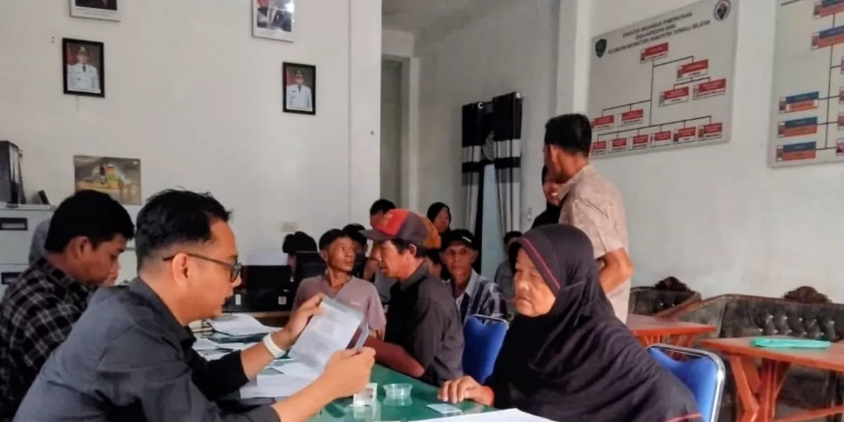 Warga terdampak bencana sedang dikakukan pendataan untuk menerima DTH dari BRI bertempat di Kantor Kepala Desa Hapesong Baru, Kecamatan Batangtoru Kabupaten Tapsel. Kamis (8/1/2026). (Foto : Realitasonline / Riswandy)