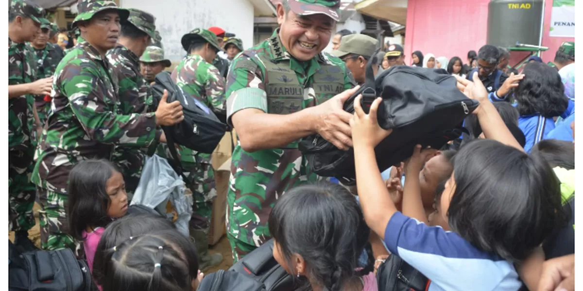 Kasad Jenderal TNI Maruli Simanjuntak M.Sc Kunker ke Tapteng Menjumpai Para Korban Serta Memberikan Bantuan kepada Para Siswa di Tapteng (Realitasonline.id/Dok)