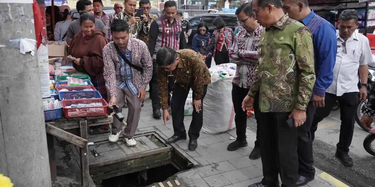Wabup Audi Murphy Sitorus dan Pj Sekda Paber Napitupulu dan OPD meninjau ke lapangan penyebab banjir di kota Balige