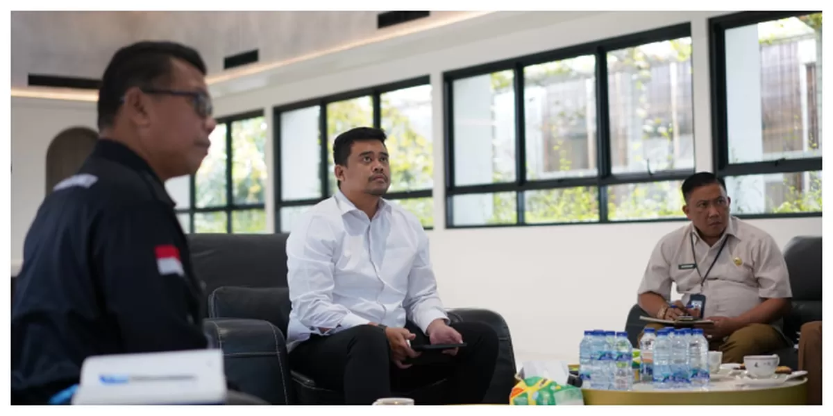 Bobby Nasution ikuti Rakor Pendataan Pascabencana secara virtual dengan Kemendagri dari kediaman pribadinya, Komplek Tasbih Medan, Selasa (6/1/2026). (Realitasonline.id/KOMINFO SUMUT)