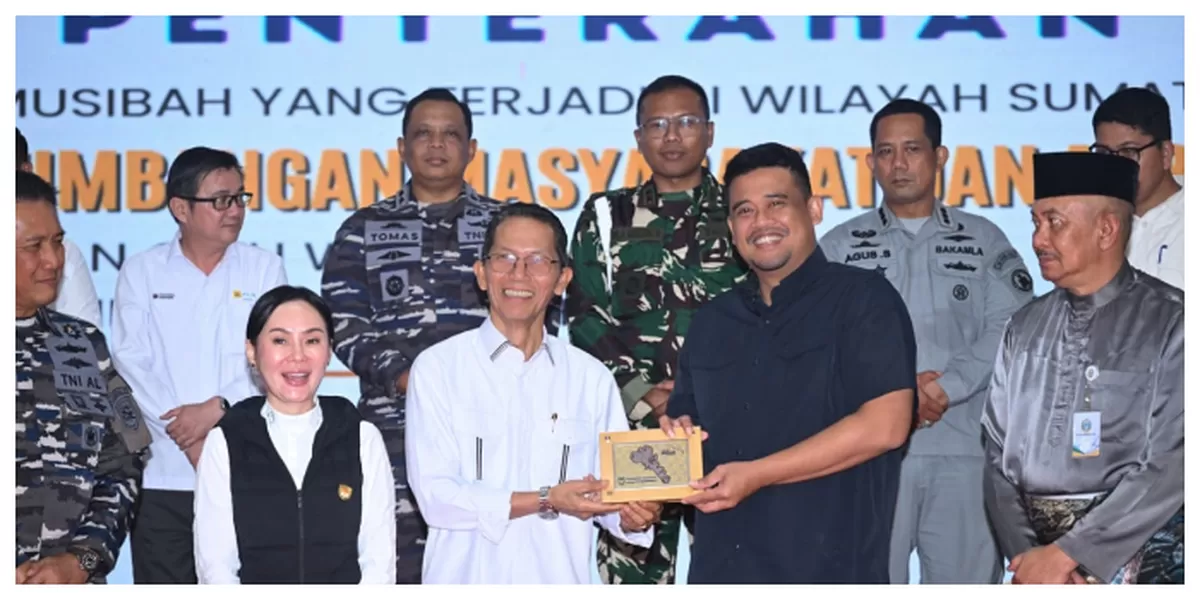 Bobby Nasution didampingi Pj Sekda Sumut Sulaiman Harahap, serta OPD Pemprov Sumut, secara simbolis menerima bantuan bencana dari Walikota Batam Amsakar Achmad dan Wakil Walikota Batam Li Claudia Chandra. (Realitasonline.id/Kominfo Sumut/ Fahmi Aulia)