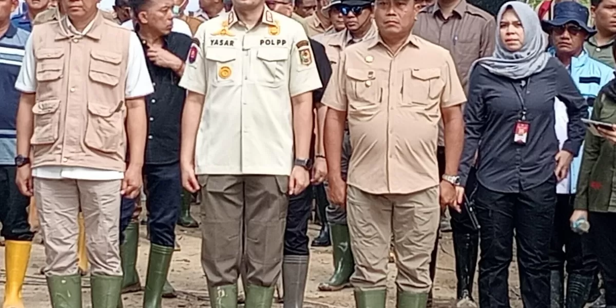 Wakil Bupati Deli Serdang, Lom-Lom Suwondo berbaris tegak lurus bersama jajaran Pemkab Deli Serdang dalam mengikuti Apel Pembukaan Tim Satuan Tugas Kementerian Dalam Negeri, di halaman Kantor Bupati Aceh Tamiang, Provinsi Aceh, Senin (5/1/2026) lalu. (Dokumen Realitas)