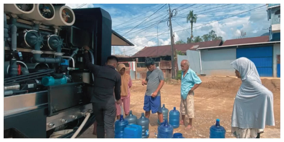 Brimob Poldasu Distribusikan Air Bersih di Tapteng. (Realitasonline.id/Dok)