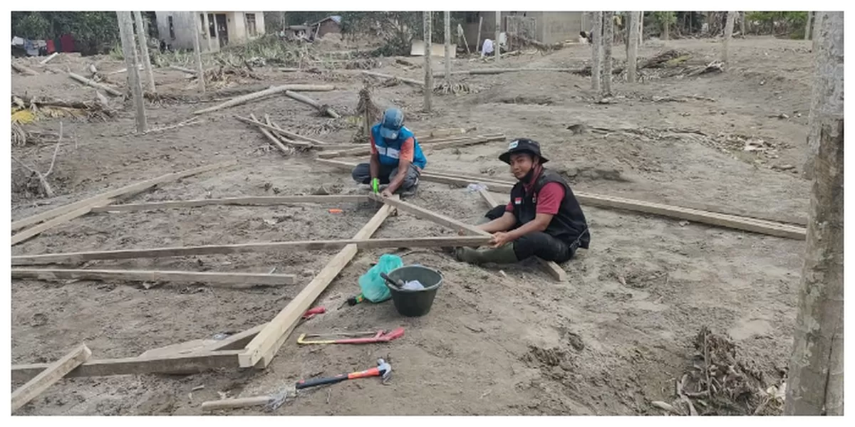 Relawan Poskorda Muhammadiyah Bireuen sedang memasang rangka Hundar. (Realitasonline.id/ RZ)