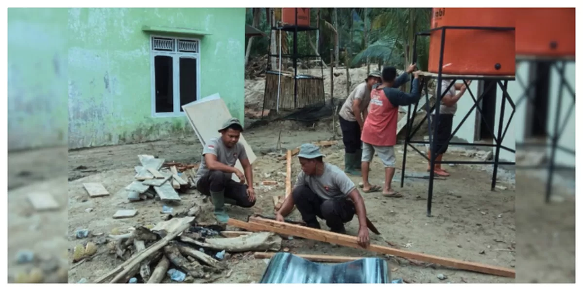 Poldasu Bersama warga setempat menyelesaikan pembangunan MCK untuk korban banjir. (Realitasonline.id/Dok)