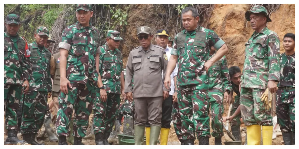 Kasad Maruli Simanjuntak saat meninjau pembangunan jembatan Armco di Tapanuli Tengah. (Realitasonline.id/Dok)