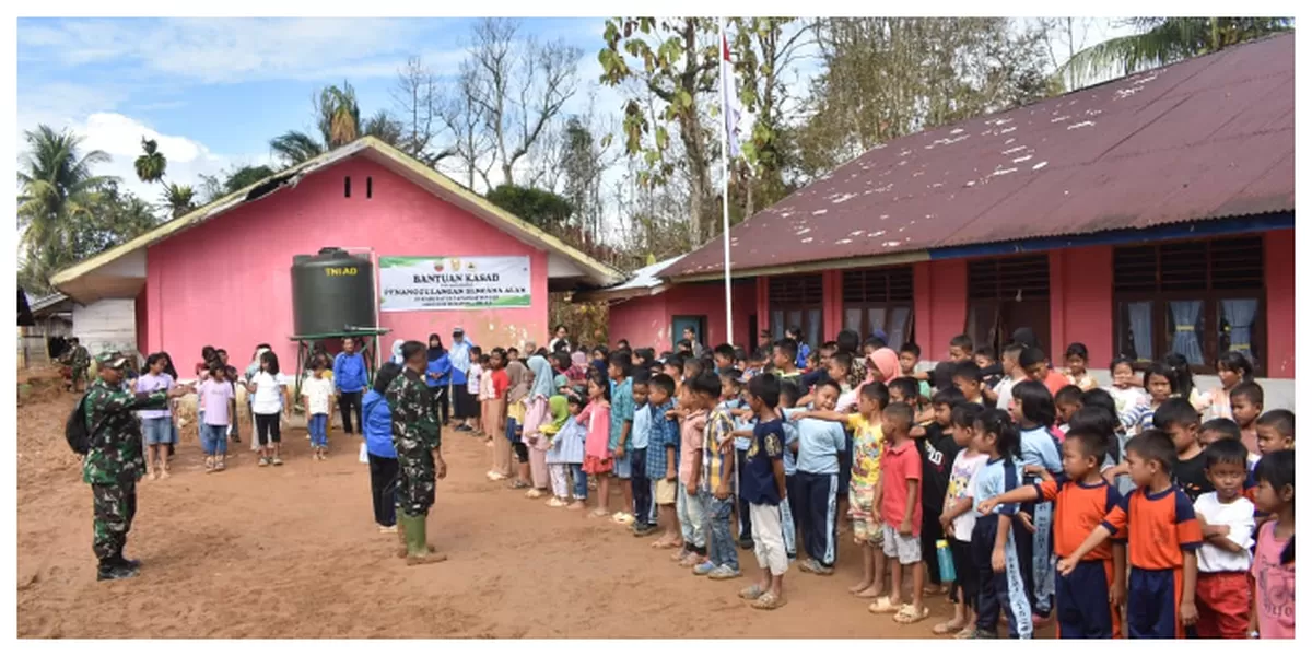 Kasad Maruli saat meninjau sekolah terdampak bencana dan Posko Pengungsi di Tapanuli Tengah. (Realitasonline.id/Dok)