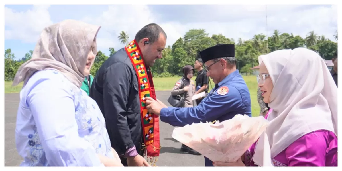 Wakil Bupati Nusar Amin sambut kedatangan Kapolres Simeulue baru AKBP Hendry Ferdinand Kennedy, bersama istri Ny Frista Kennedy di Bandara Lasikin Kecamatan Teupah Tengah, Sabtu (10/1/2026). (Realitasonline.id/Dok)