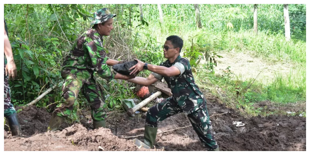 Letkol Czi Bayu Nugroho turun tangan percepat rampungnya jembatan penghubung dua kecamatan. (Realitasonline.id/Dok)