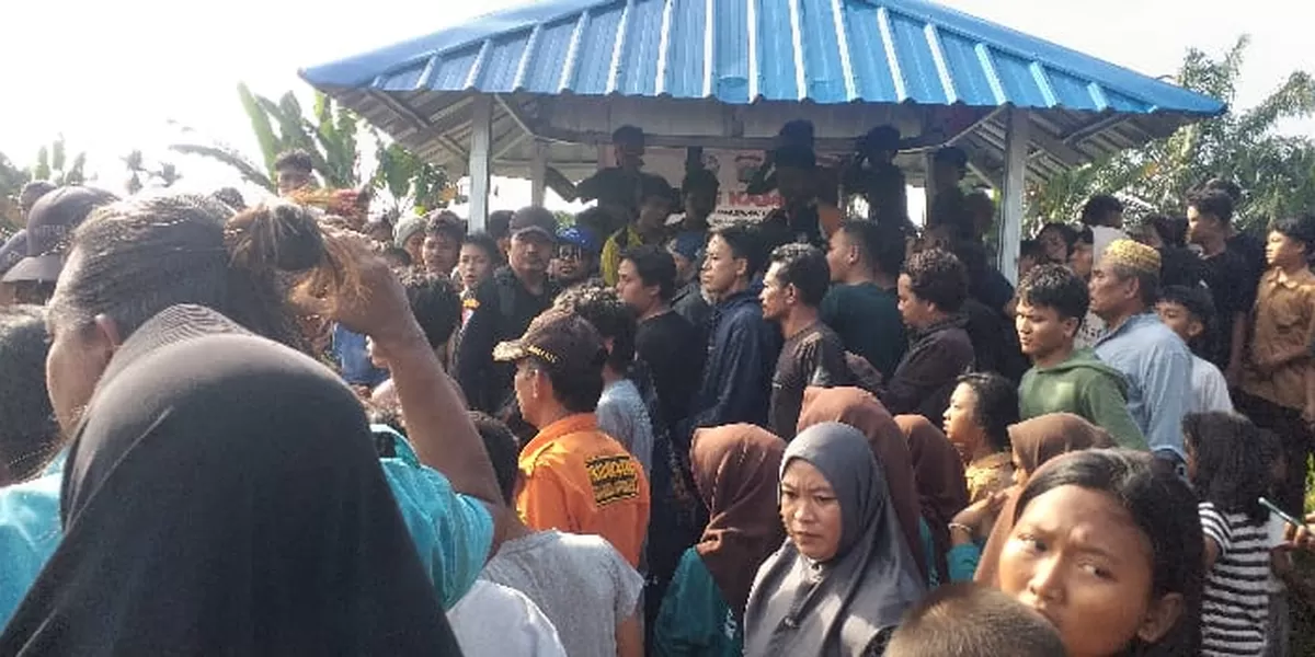 LKerumanan ketika pencarian kedua jasad 2 perempuan remaja (ASdan DN )warga Desa Sei Rotan. (Realitasonline.id/mukhtarhabib)