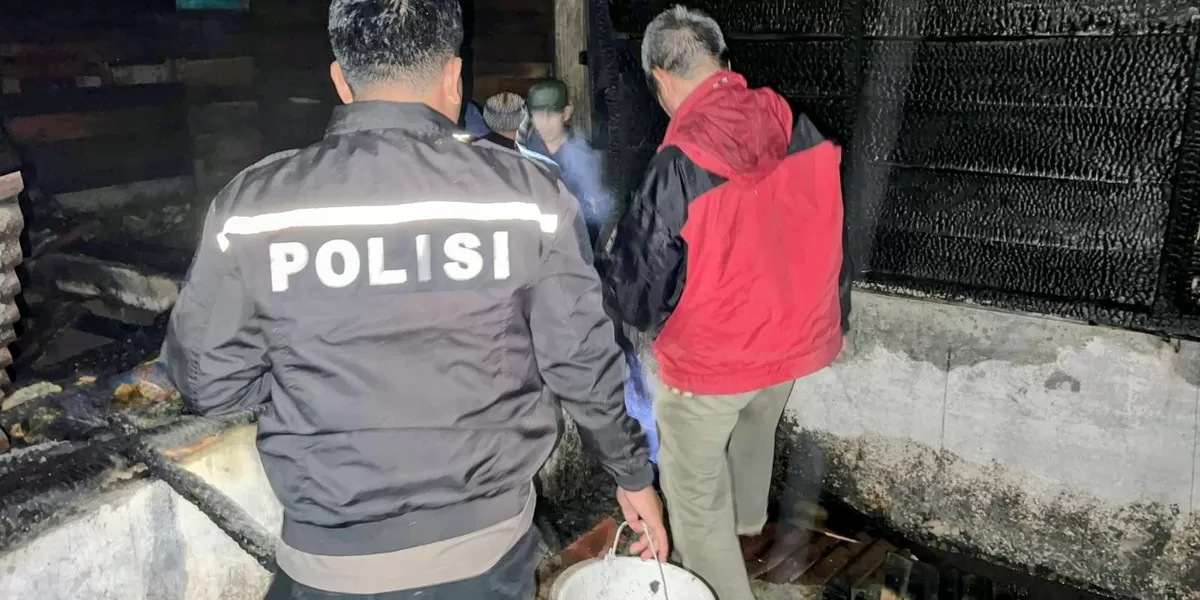 Personil Polres Padangsidimpuan lakukan olah TKP atas peristiwa kebakaran rumah kontrakan di Jalan Sutan Moh. Arif Lingkungan 3 Gang Raya Lombang 4, Kota Padangsidimpuan, Sabtu (10/1/2026) malam sekitar pukul 19.00 WIB. (Foto : Realitasonline / Riswandy)