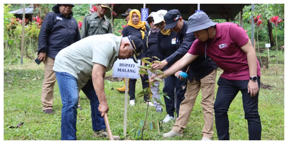 Bupati Malang melakukan penanaman pohon dalam kegiatan penanaman pohon di Gunung  Katu  esa Wadung, Kecamatan Pakisaji (Realitasonline.id / Deni)