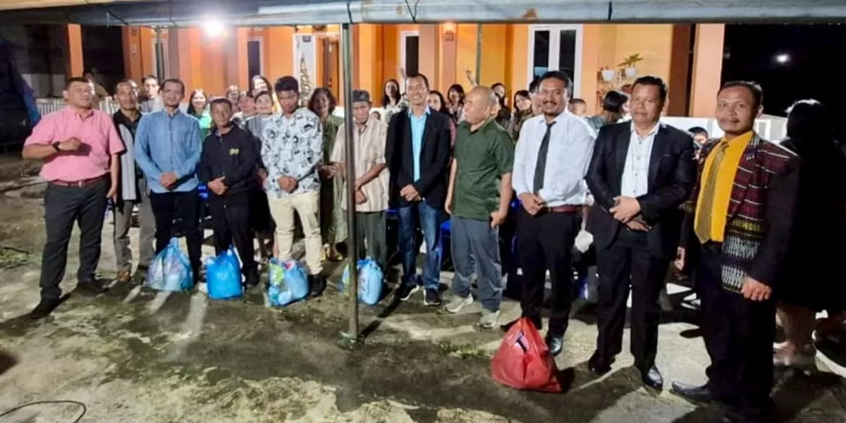 Penerima tali asih saat diabadikan dengan penghuni komplek Amor Jaya dalam agenda Bona Taon. (Realitasonline.id/ AS)