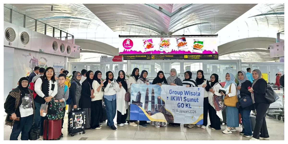 Traveling Rombongan IKWI PWI Sumut, saat dilepas gelar kegiatan wisata ke negara serumpun, Kuala Lumpur, Malaysia dan dilepas Pengurus PWI Sumut di Bandara Internasional Kualanamu, Medan&ndash;Deliserdang, Minggu (11/1/2026).(Foto : Realitasonline / Ist)