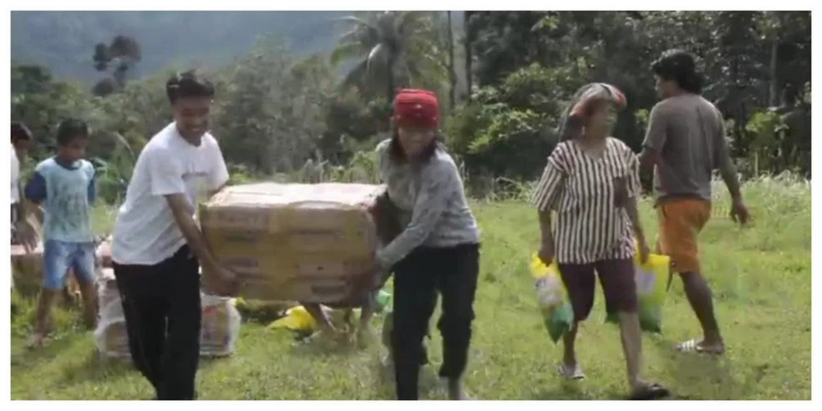 Korem 023/KS menyalurkan bantuan melalui helikoptern akibat jalur darat terputus ke Desa Sakit Kalangan II Tukka. (Realitasonline.id/Pendam I/BB/Ogek Tanjung).