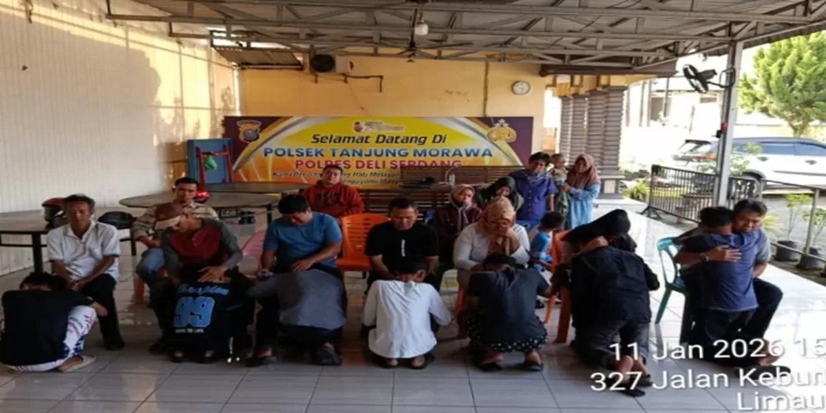 Para remaja yang tawuran sungkem kepada para orang tuanya masing2 setelah dilakukan pembinaan oleh pihak Polsekta tamora jajaran Polresta Deli Serdang (Realitas online.id/zul)