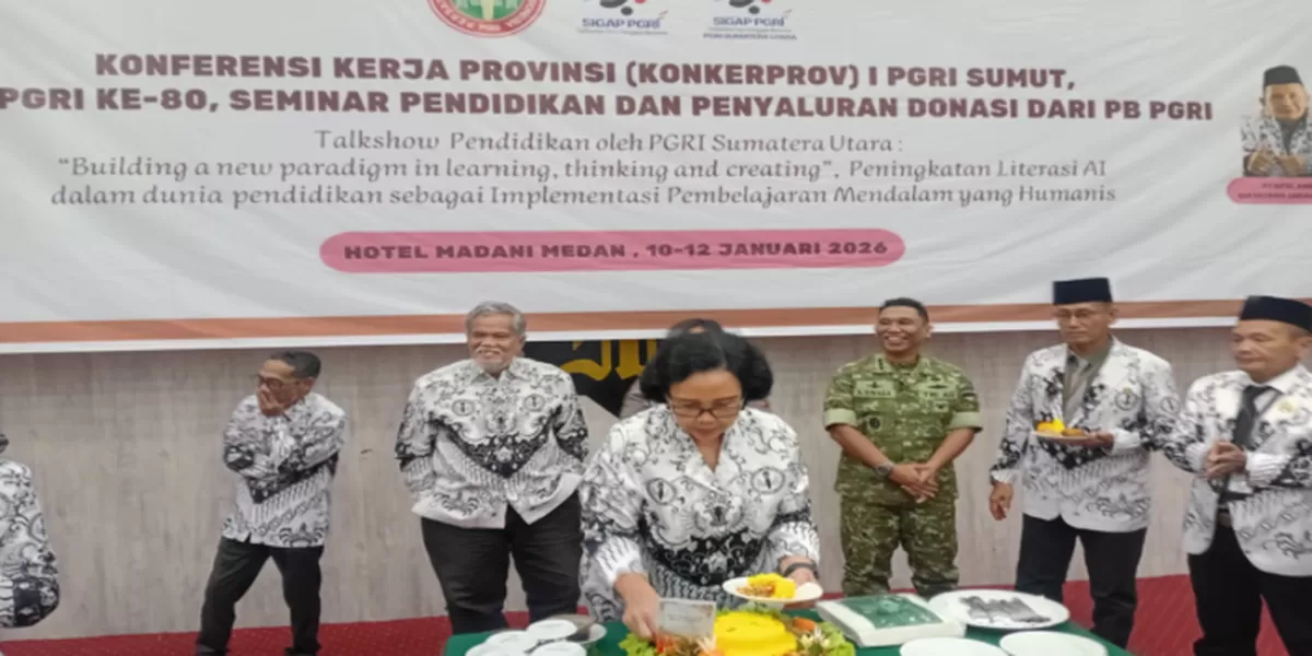 Ketua Umum PB PGRI, Prof Unifah Rosyidi dalam kegiatan safari kemanusiaan (Realitas online.id/zul)