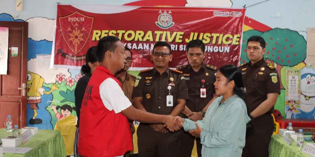 Kajari Simalungun Munawal Hadi menyaksikan korban dan tersangka berdamai (Realitasonline.id/RH)