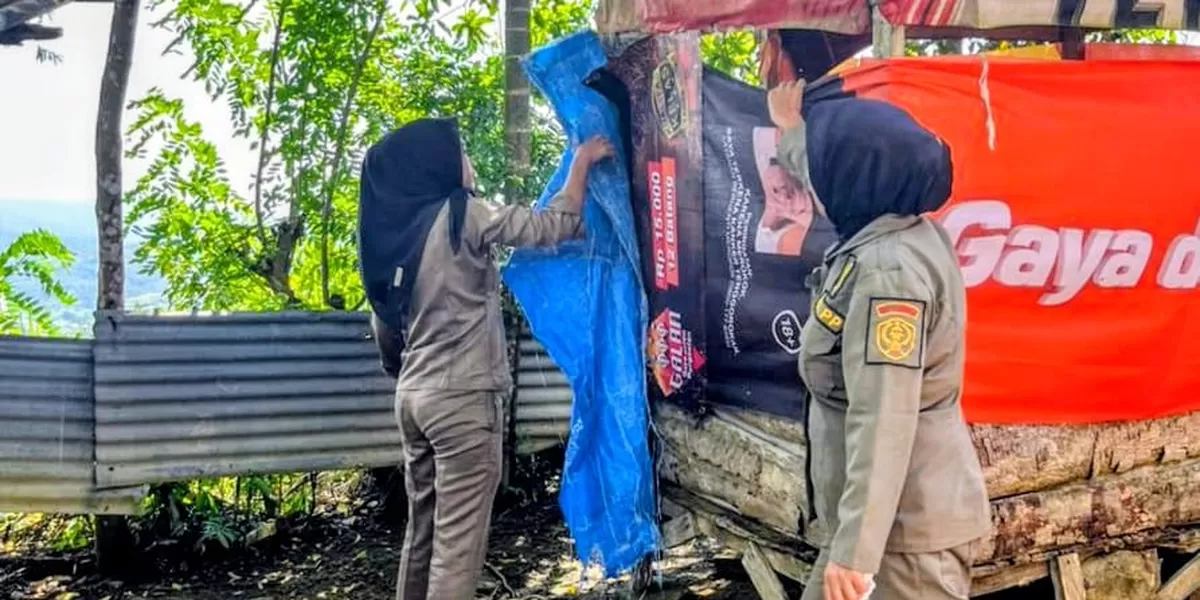 Personil Satpol PP Padangsidimpuan bongkar pondok tertutup di Tor Simarsayang Kelurahan Losung Batu, Jalan Simarsayang, Kota Padangsidimpuan, Selasa (13/1/2026).(Foto ; Realitasonline / Riswandy)