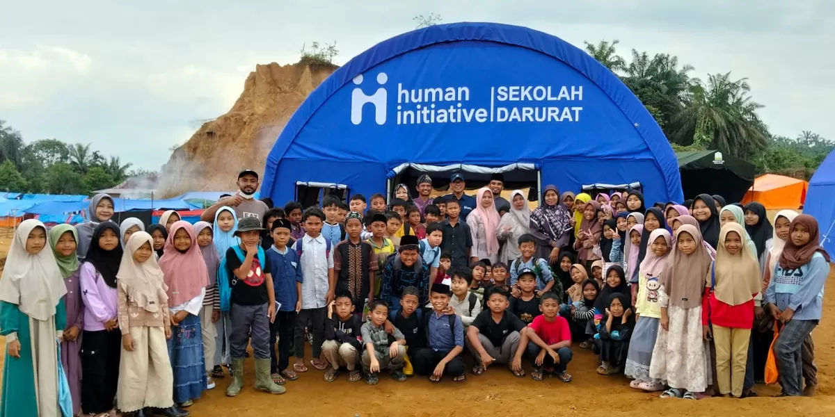 Relawan Human Initiative bekerja bersama warga Dusun Metrojaya dalam proses pembangunan sekolah darurat.