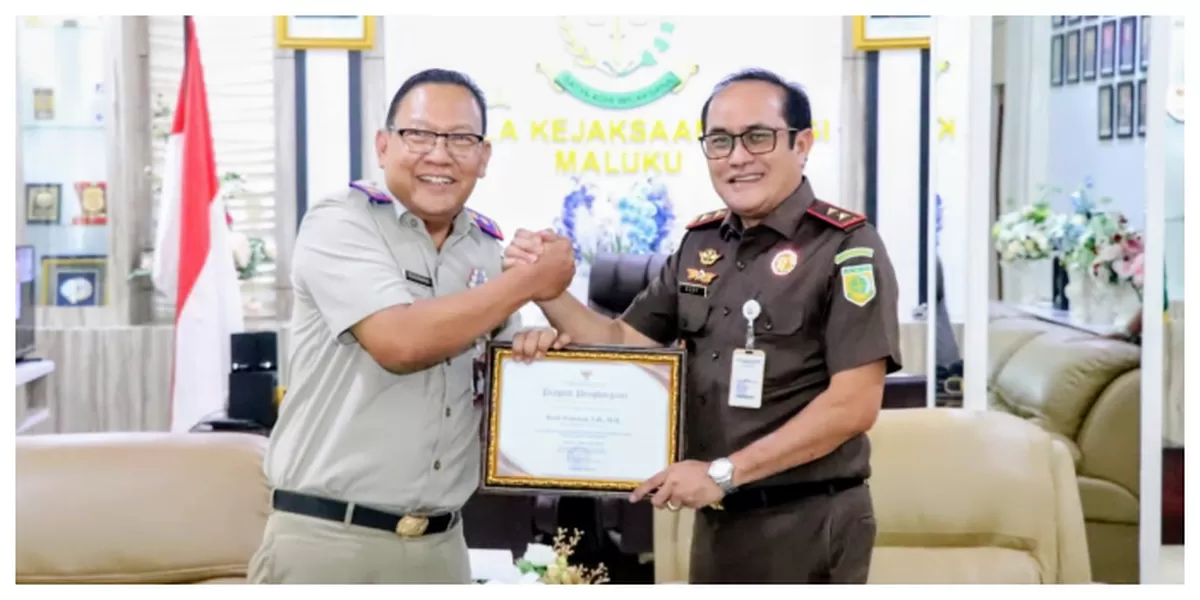 Keteramgan gambar: Serahkan  Menteri ATR/BPN Musron Wahid melalui Kakanwil BPN Maluku, B. Wijanarko A, Ptnh, M.Si, serahkan penghargaan kepada Kajati Maluku, Rudy Irmawan, SH, MH,  (Realitasonline / Ist)