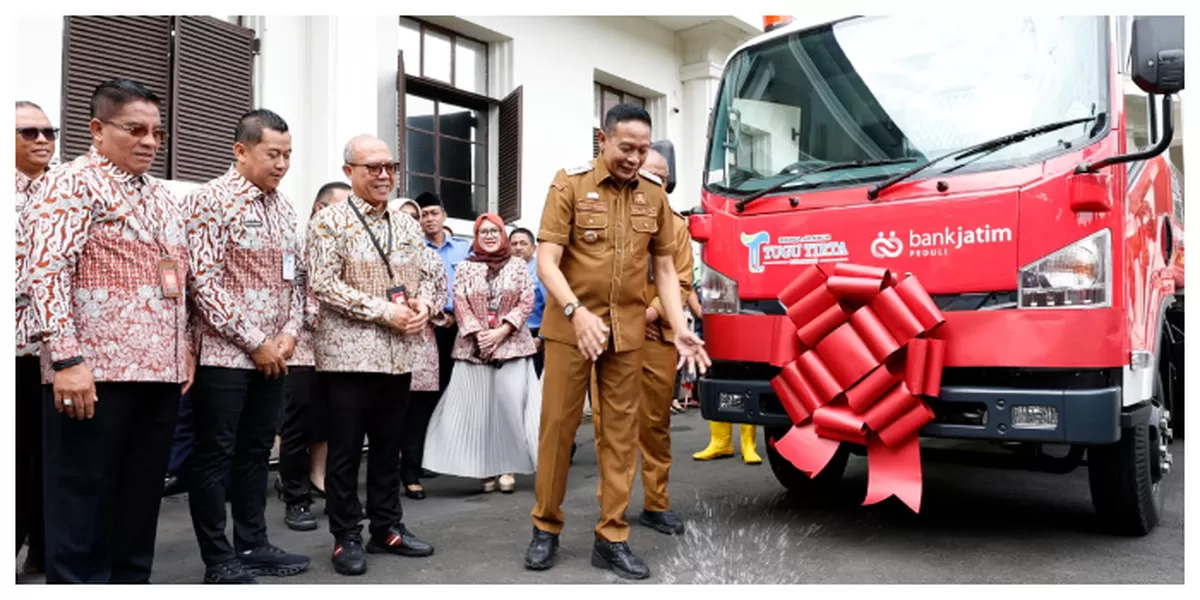 Wali Kota Malang Wahyu Hidayat menyerahkan langsung piagam penghargaan dari Gubernur Jawa Timur, Khofifah Indar Parawansa tentang tempat kerja yang menerapkan K3 perkantoran tahun 2025 kepada Dinas Kesehatan Kota Malang (Realitasonline.id / Deni)