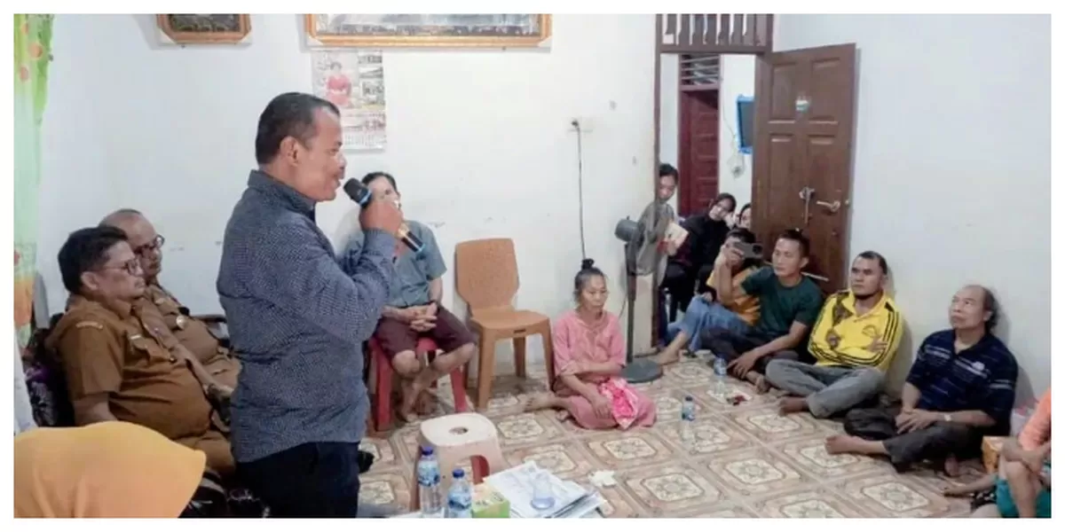 Keterangan gambar : Serap aspirasi Anggota DPRD Kota Padangsidimpuan, dari Fraksi Golkar H. Purnadi, SE, saat menyerap aspirasi warga Lingkungan Jalan Sinar Ujung, Kelurahan Sihitang, Kecamatan Padangsidimpuan Tenggara, Kota Padangsidimpuan, Senin (12/1/2026).(Realitasonline / Riswandy)