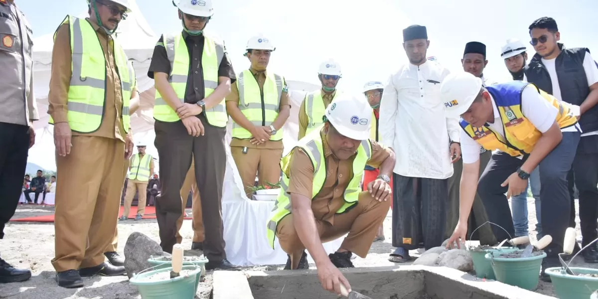 Bupati Bireuen, Mukhlis (jongkok) meletakkan batu pertama pada pembangunan Sekolah Rakyat di Beunyot. Foto Dokumen Realitasonline.id