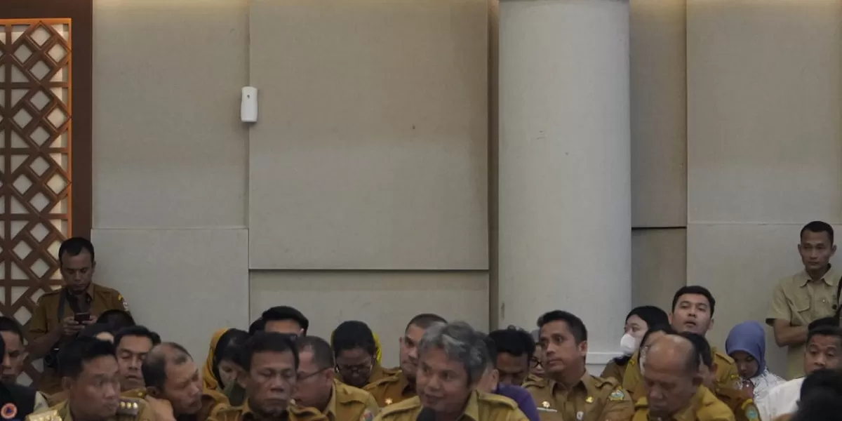 Wabup Taput Dr. Deni Lumbantoruan saat menghadiri rakornas membahas percepatan rehabilitasi dan rekonstruksi pasca bencana di Kantor Gubsu. (Realitasonline.id/AS)