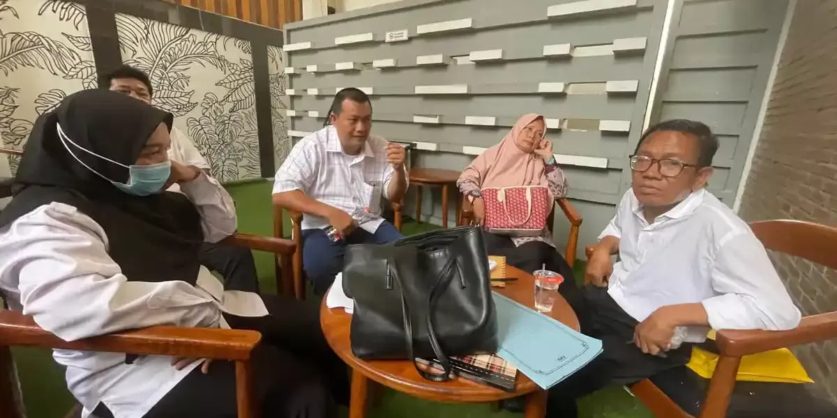 Beberapa guru PPPK yang diputus kontraknya menemui salah seorang anggota DPRD Deli Serdang Indra Silaban dari PDIP. (Realitas online.id/zul)