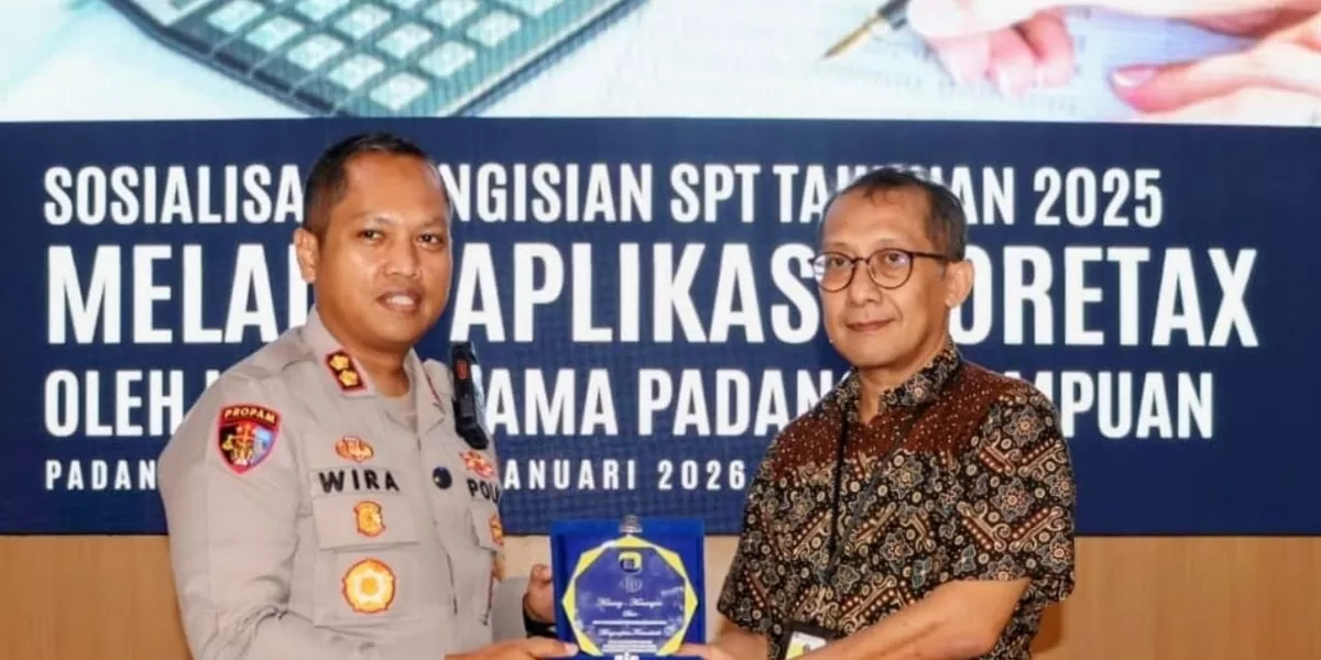Kapolres Padangsidimpuan AKBP Dr. Wira Prayatna, serahkan cinderamata kepada Pimpinan Cabang KPP Pratama Padangsidimpuan, Kholiek, usai Sosialisasi SPT Tahunan bersama personel Polres Padangsidimpuan, berlangsung di aula Pratidina Mapolres Padangsidimpuan, Jalan SM. Raja, Kota Padangsidimpuan, Selas
