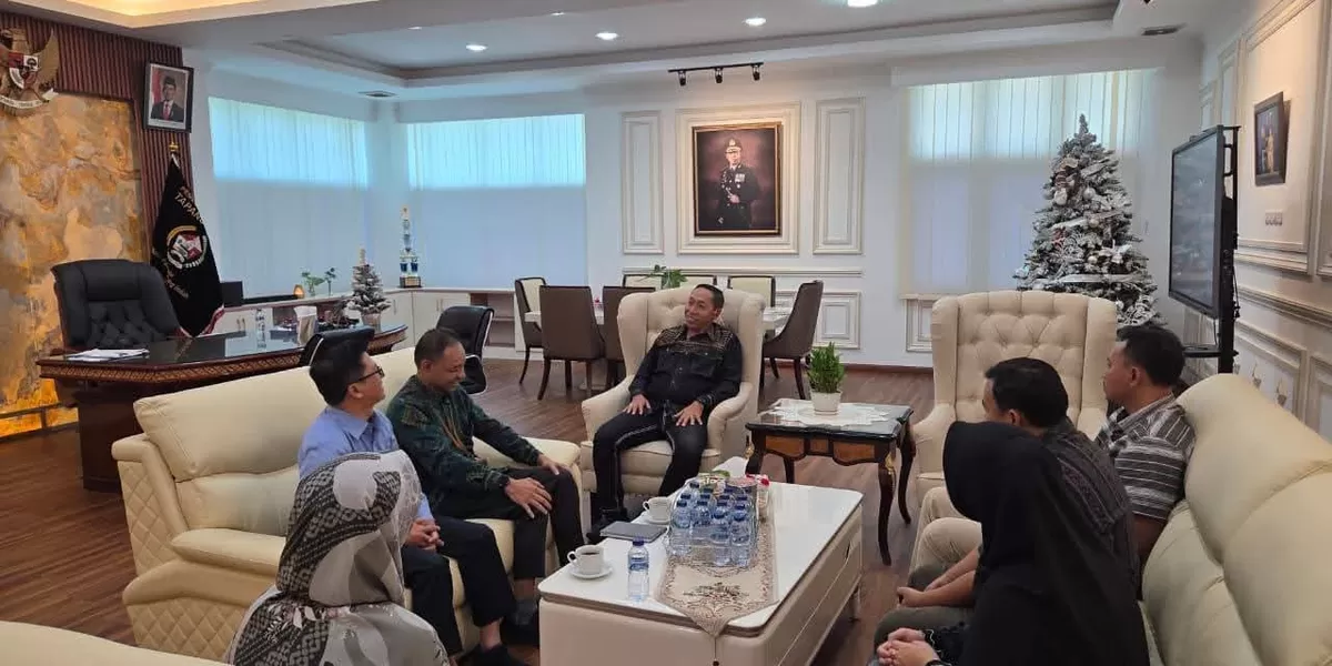 Bupati Taput Dr. Jonius Taripar Hutabarat saat menerima Kepala KPP Pratama Balige Silangit Sri Indriyanta. (Realitasonline.id/AS)