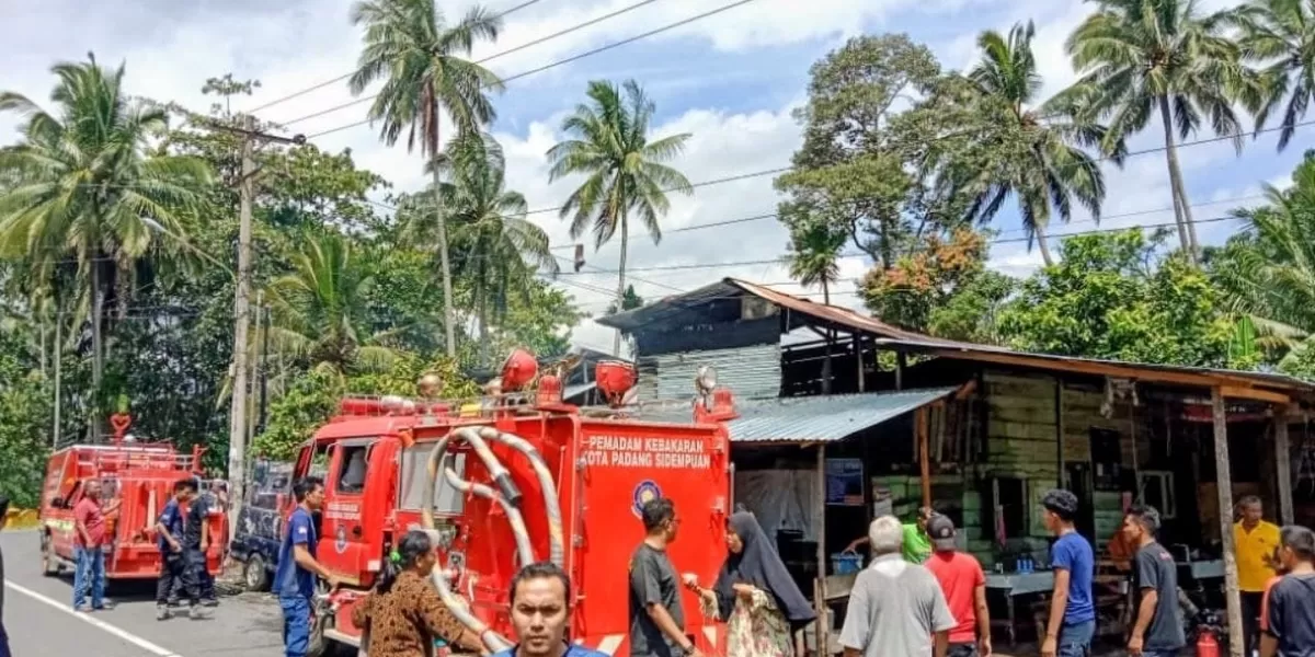 Sejumlah mobil pemadam kebakaran padamkan api yang membakar sebuah bengkel di Desa Singali, Kecamatan Padangsidimpuan Hutaimbaru, Kota Padangsidimpuan terbaka, Selasa (13/1/2026). (Foto : Realitasonline / Riswandy)