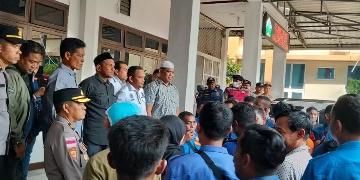 Pimpinan dan anggota  DPRK Bireuen mememui pegawai BPBD Bireuen yang berotasi ke DPRK Bireuen. Foto : AJ