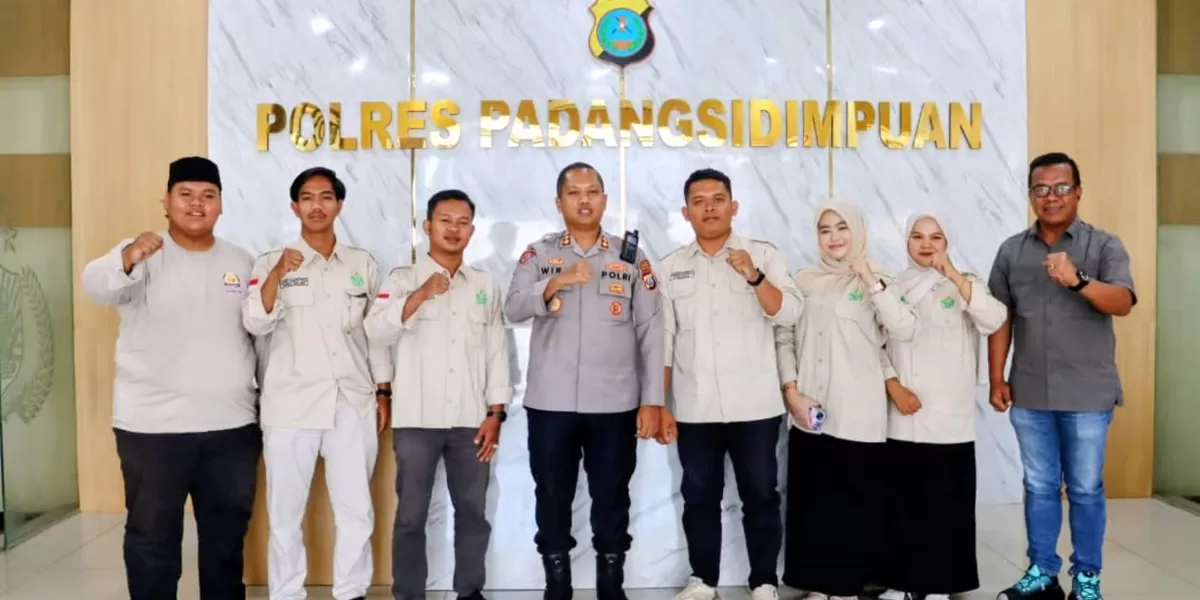Kapolres Padangsidimpuan AKBP Dr. Wira Prayatna, foto bersama dengan mahasiswa BEM UIN Syahada Padangsidimpuan, usai menerima audensi di ruang kerja Kapolres Padangsidimpuan, Jalan SM Raja, Kota Padangsidimpuan, Selasa (13/1/2026). (Foto : Realitasonline / Riswandy)