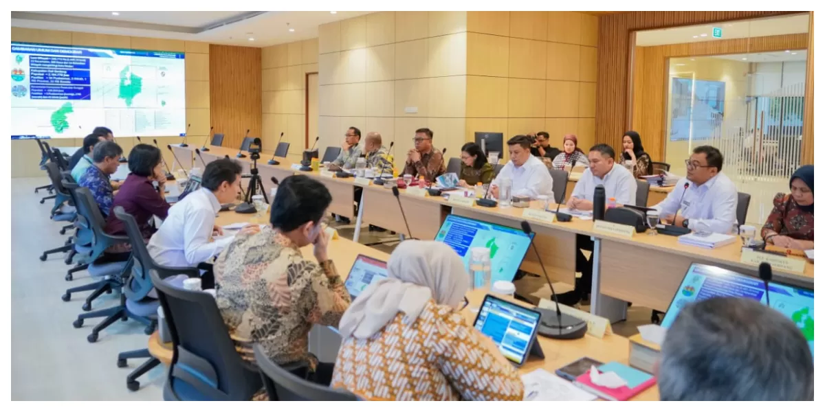  Bupati Samosir Vandiko T Gultom bersama rombongan saat pertemuan dengan Menteri Kesehatan RI di ruang rapat Kemenkes Jakarta (Realitasonline.id/nas)