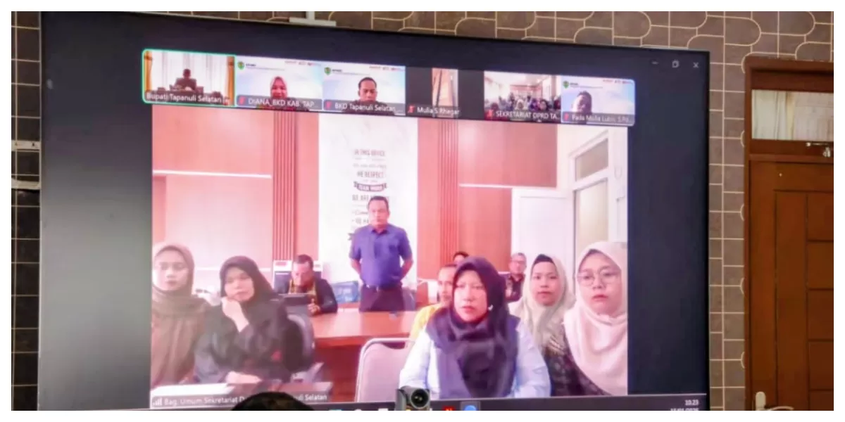 Bupati Tapsel H Gus Irawan Pasaribu, secara resmi membuka zoom meeting KETABO Seri I yang digelar di Ruang Rapat Bupati, Kompleks Perkantoran Bupati Tapsel di Sipirok  (Realitasonline.id/ Riswandy)