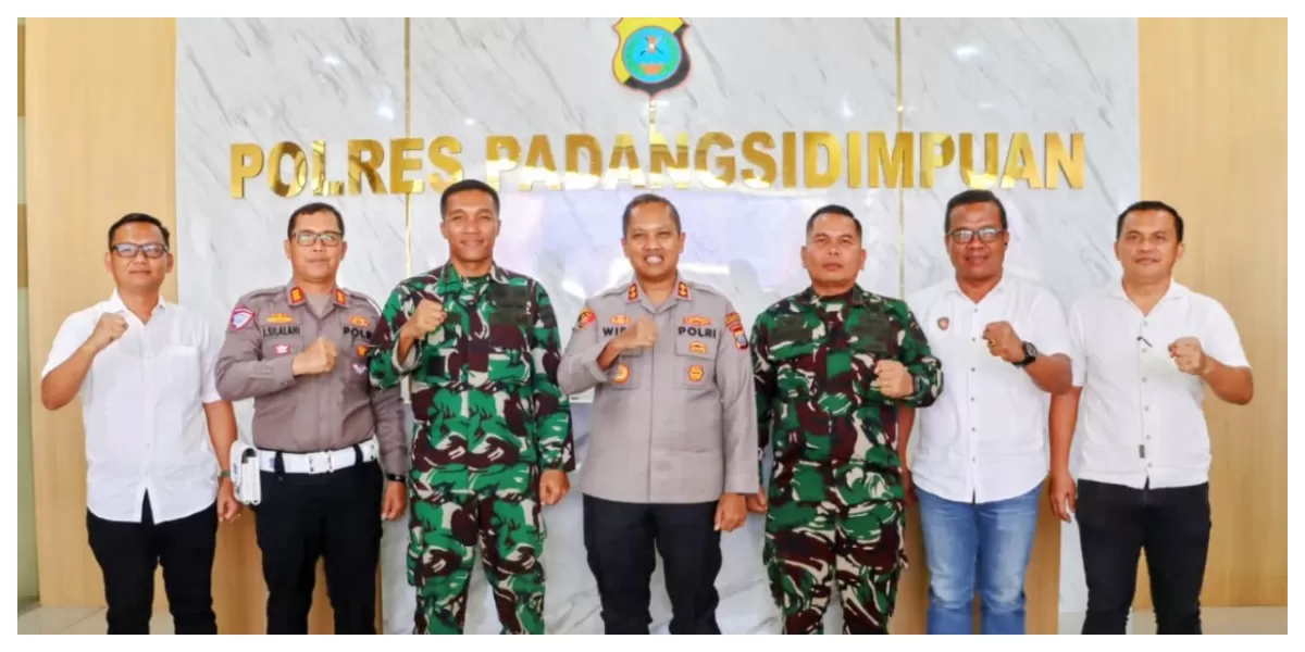  Kapolres Padangsidimpuan AKBP Dr. Wira Prayatna dan Dandim 0212/ Tapsel Letkol Inf. Dedi Harnoto, foto bersama usai lakukan pertemuan di ruang kerja Kapolres Padangsidimpuan, Jalan SM Raja, Kota Padangsidimpuan ( Realitasonline.id/ Riswandy)