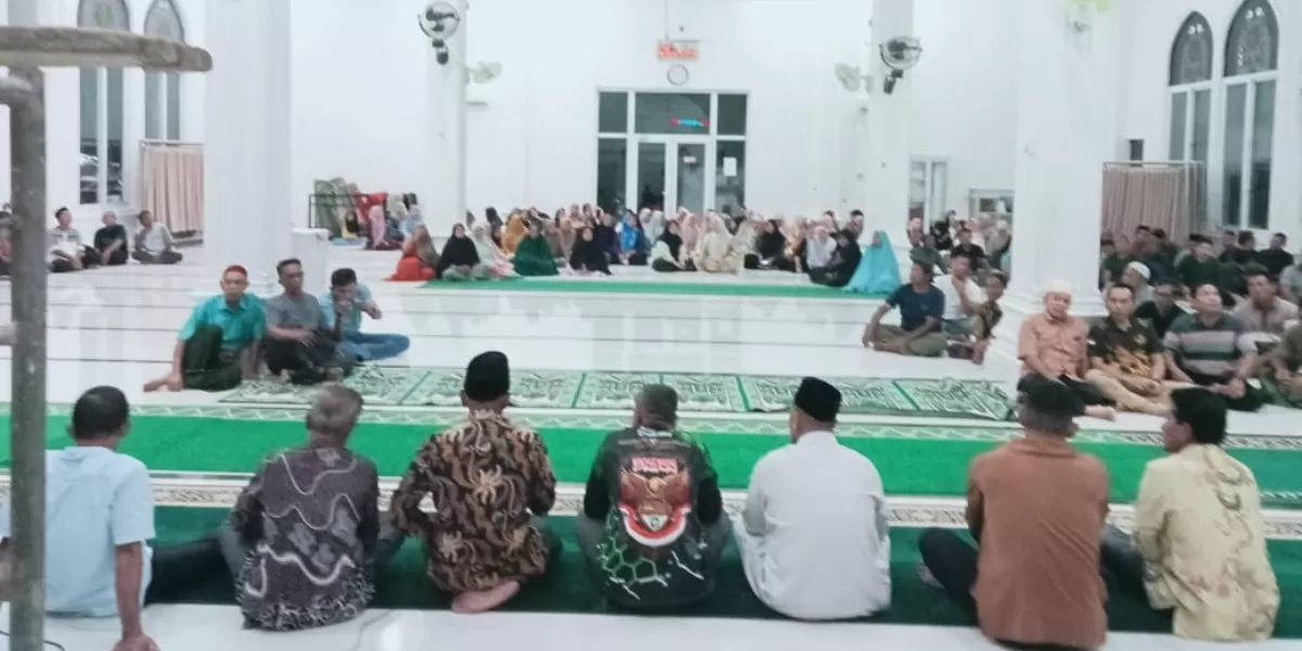 Musyawarah di Gampong Pantai Perak Kecamatan Susoh Kabupaten Abdya terkait lumpuhnya roda pemerintahan desa lantaran Keuchik tidak berada di tempat lebih kurang sebulan lebih